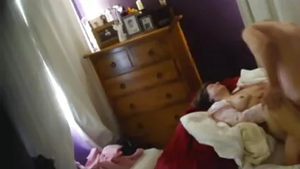 La mamma con grandi mungiture augura al ragazzo un video porno con vecchi buongiorno di sesso in prima persona.