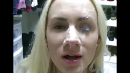 Una giovane ragazza con un fratello tatuato si sta divertendo porno video con animali da adulta nel soggiorno.