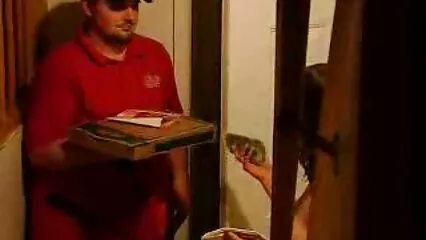 Un giovane istruttore di fitness ha organizzato un porno video scopate mature di gruppo con due donne.