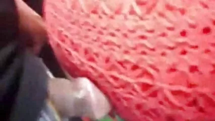 Il marito inserisce un grosso pene nel culo della sua giovane porno gratis di nonne moglie.