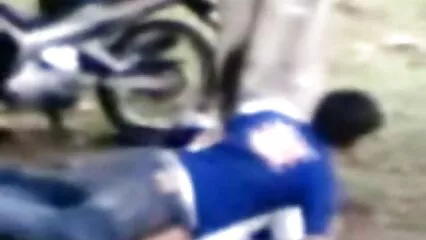 Un macho gonfiato scopa violentemente una ragazza tatuata video porno done con animali alla pecorina.