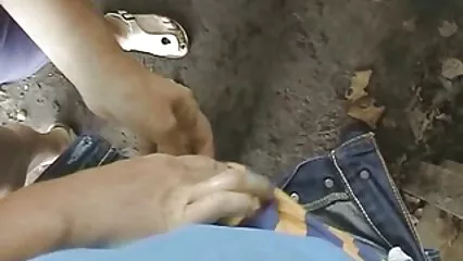 La filmati di scopate sorellastra e la fidanzata hanno soddisfatto il ragazzo con un pompino di gruppo in primo piano a casa.