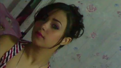 Bionda carina fa scopate gratis video sesso con l'amante con sborrata in una casa di campagna con piscina.