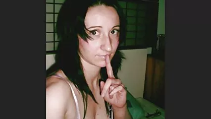 Pulcini tatuati durante il sesso di gruppo con un ragazzo scopare donne gratis fanno sesso e ottengono un orgasmo.