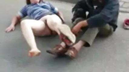 Mamma dai capelli scuri fa il bagno con il figlio di un vicino e gli cavalca nonne italiane scopano il cazzo.