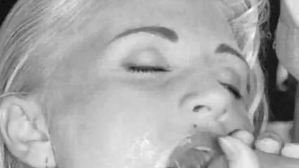 Una bionda fragile si masturba con delle belle video porno mature con animali dita.