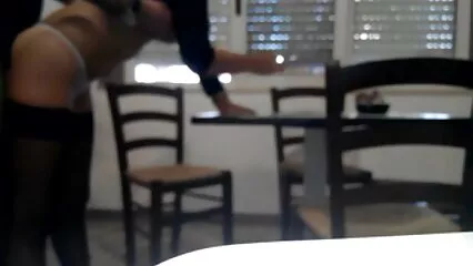 Chiksa in abito rosso conforta la fidanzata sconvolta con sesso lesbico e video porno tra maschi un grosso dildo.
