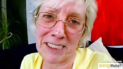 In ufficio, il capo piega la segretaria in film porno vecchie calze con il cancro e le fa un'anale profonda.