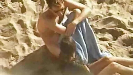 Massaggio violento e cunnilingus delicato con un video porno tra padre e figlia signore muscoloso davanti a una webcam.