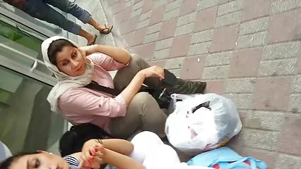 Due film porno con uomini maturi bellezze adorano l'anale di gruppo a pecorina dopo essersi masturbate con dei giocattoli sessuali.