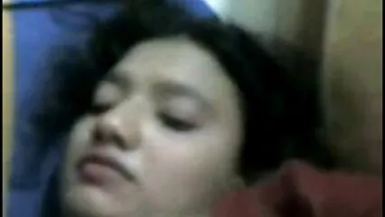 Una ragazza con una ragazza non ha rifiutato un film porno con nani giovane nel sesso di gruppo.