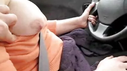 Una giovane video porno con animali ragazza con un tatuaggio sul corpo e il suo ragazzo stanno girando un porno fatto in casa.