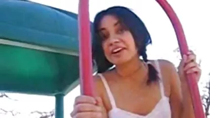 Un uomo di colore con un enorme tronco scopa una ragazza con i capelli blu e grandi tette. porno donna con animale