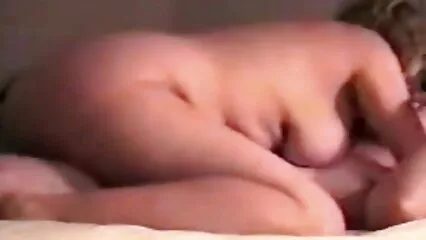 Una coppia di amanti nuota in piscina e fa film porno con donne anziane sesso in casa.
