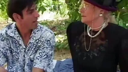 Ragazzo in primo piano gira un porno fatto in casa con una mamma tettona. porno cavalli gratis