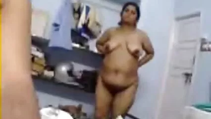 Il ragazzo ha invitato le sue foto porno di donne vecchie amanti tettone per un'orgia di gruppo a tre.