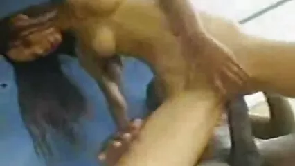 Il ragazzo film porno con vecchie sta filmando come la sua ragazza gli fa un pompino e salta sul cazzo.