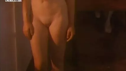 Adorabile vicina con grandi tette non rifiuta l'occasione di saltare sesso gratis con cavalli su un cazzo.