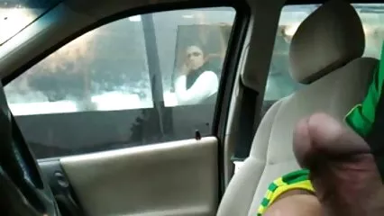 Ragazza rossa in macchina fa sesso sul cofano in film porno nonna POV.