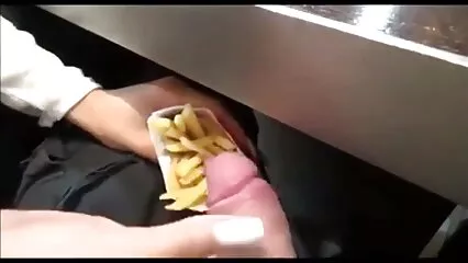 Bruna succosa in calze scorre dal sesso orale con video amatoriali donne vogliose un amante muscoloso.