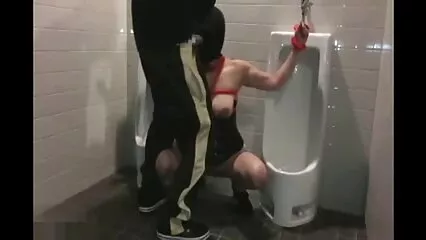 Donna tatuata piantata in ufficio sul grosso cazzo del video porno tra ragazzi capo senza elastico.