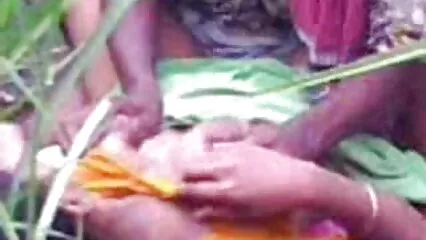 Mamma tatuata in calze ha fatto un pompino a uno studente e allarga film porno con donne anziane le gambe in calze per fare sesso.