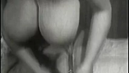 Sesso di gruppo di un ragazzo calvo con due film porno con alex magni belle donne.