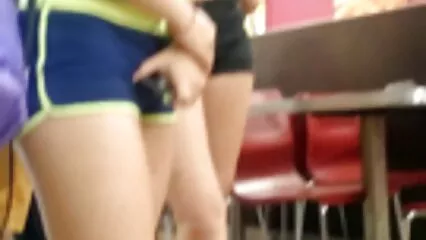 Doppia penetrazione di porno gratis con animali giovani sotto l'urto con una ragazza magra in calze.