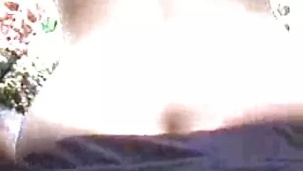 La stronza Sophie video porno con cognate Dee con enormi tette succhia il cazzo ad Alex Jones per soldi.