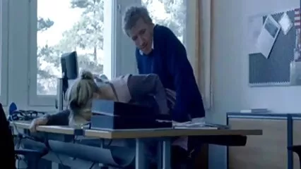 Un uomo maturo ha leccato la fica di una mora dai grossi seni e vi ha inserito un pene. film porno nonna