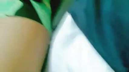 Belle amiche stanno scopate gratis facendo sesso con un ragazzo in bagno.