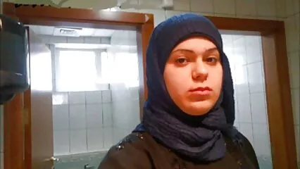 La mamma film porno con vergini si è spogliata fino all'obiettivo e ha sedotto sua figlia e suo genero per un porno di gruppo in soggiorno.