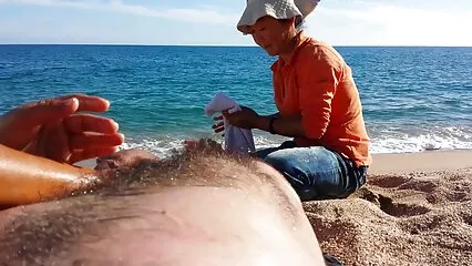 La mamma bruna si è tolta le mutande e si è masturbata le tette con il cazzo del suo amante saltato porn trans con donne su di lui .