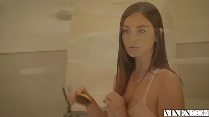 Un uomo frigge una splendida bionda con un porno gratis con cani culo elastico in un anale.