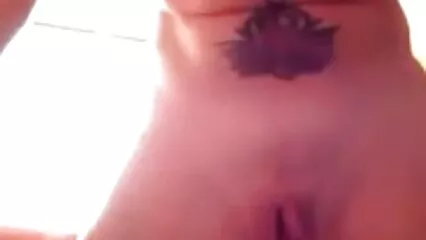 Un uomo con l'attaccatura dei capelli si scopa una tettona bionda nel culo all'aria foto porno donne bellissime aperta.