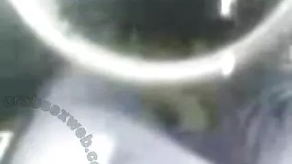 Un nere che scopano ragazzo con gli occhiali 3D scopa un gruppo di bellezze in uniformi identiche.