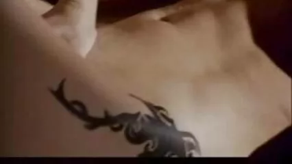 Tre giovani lesbiche dopo il bagno hanno deciso di continuare i loro video porno tra ragazzi giochi a letto.