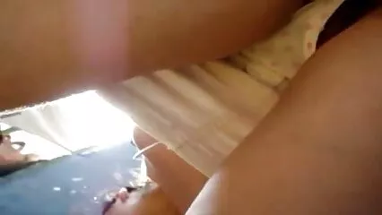 Ragazza magra e ragazzo fanno sesso sul scopata gratis pavimento.