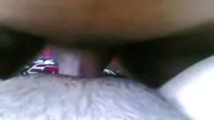 Il grosso pene del negro scopata gratuita porta due fiche bagnate all'orgasmo.