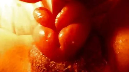 Un uomo barbuto ha scopato una tettona nel culo e l'ha riempito con una porzione di video porno con due donne sperma.