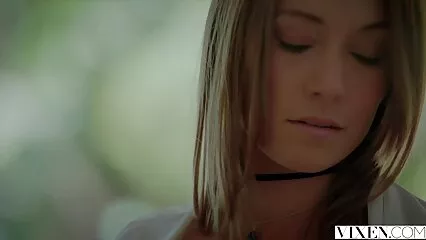 Bruna video porno con cani gratis si concede pompini e sesso con un cazzo nero nel muro.