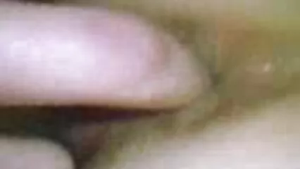 La moglie colpevole si masturba e succhia il donne vogliose gratis grosso cazzo del marito.