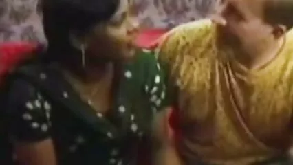 In ufficio, un giovane intrattiene il suo cazzo facendo sesso con due giovenche. video porno gratis nonne e nipoti