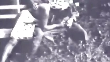 Due lesbiche mulatte dopo la piscina si leccano a vicenda porno gratis con vecchie le fessure depilate.