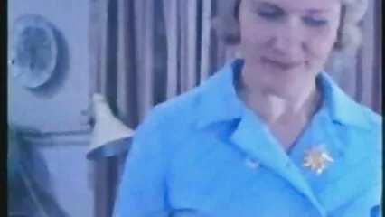 Una ragazza con grandi tette e un tatuaggio allarga le gambe in calze per una sculacciata video amatoriali di scopate vaginale.
