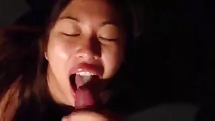 Una donna matura in calze allarga le film porno con nonni gambe per fare sesso con un giovane in prima persona.