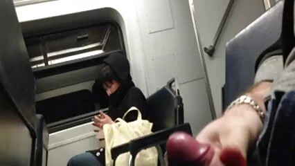 Un uomo forte donne sesso con animali gratis frusta due lesbiche in una burrascosa gangbang.