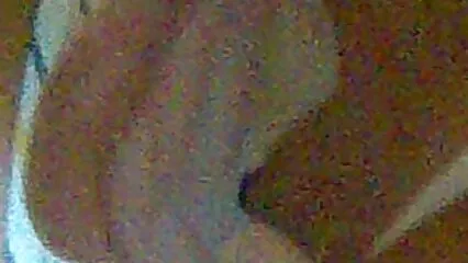Un libertino calvo con un video gratis scopate grosso cazzo martella una giovane mora in un buco.