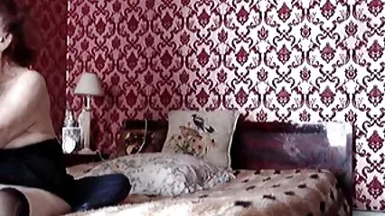 La mamma con una foto gratis di donne nude maschera sul viso si gode il sesso selvaggio in POV con un atleta.