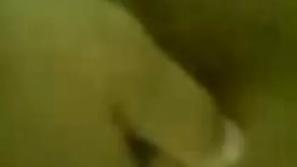 La matrigna ha accidentalmente strappato i jeans e si è imbattuta nel video porno tra padre e figlia sesso bollente.